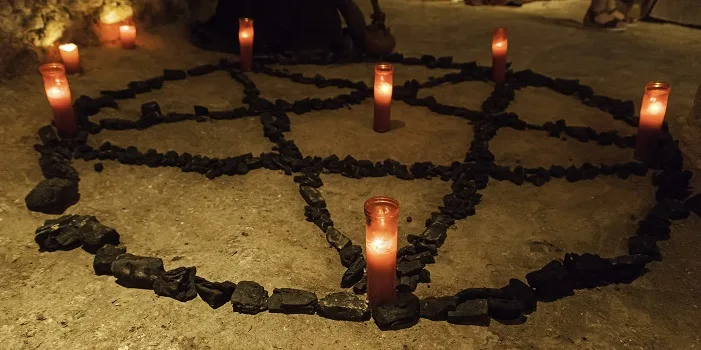 Pentáculo satánico con velas encendidas